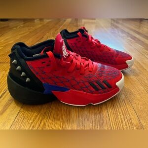 Boys Spider-Man Shoes size 4.5 like new!